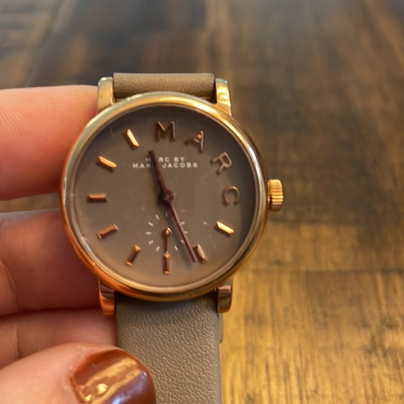 MARC BY MARC JACOBS BAKER GREY AND ROSEGOLD WATCH - Picture 3 of 5